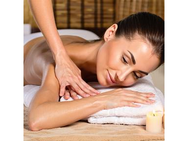 Massage thérapeutique par un(e) professionnel(le) à Éclat Spa